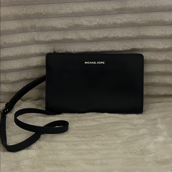 Michael Kors Elegant Black Shoulder Bag - Picture 1 of 4
